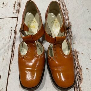 ITALIAN LEATHER AMALFI BY RANGONI T STRAP MARY JANE HEELS